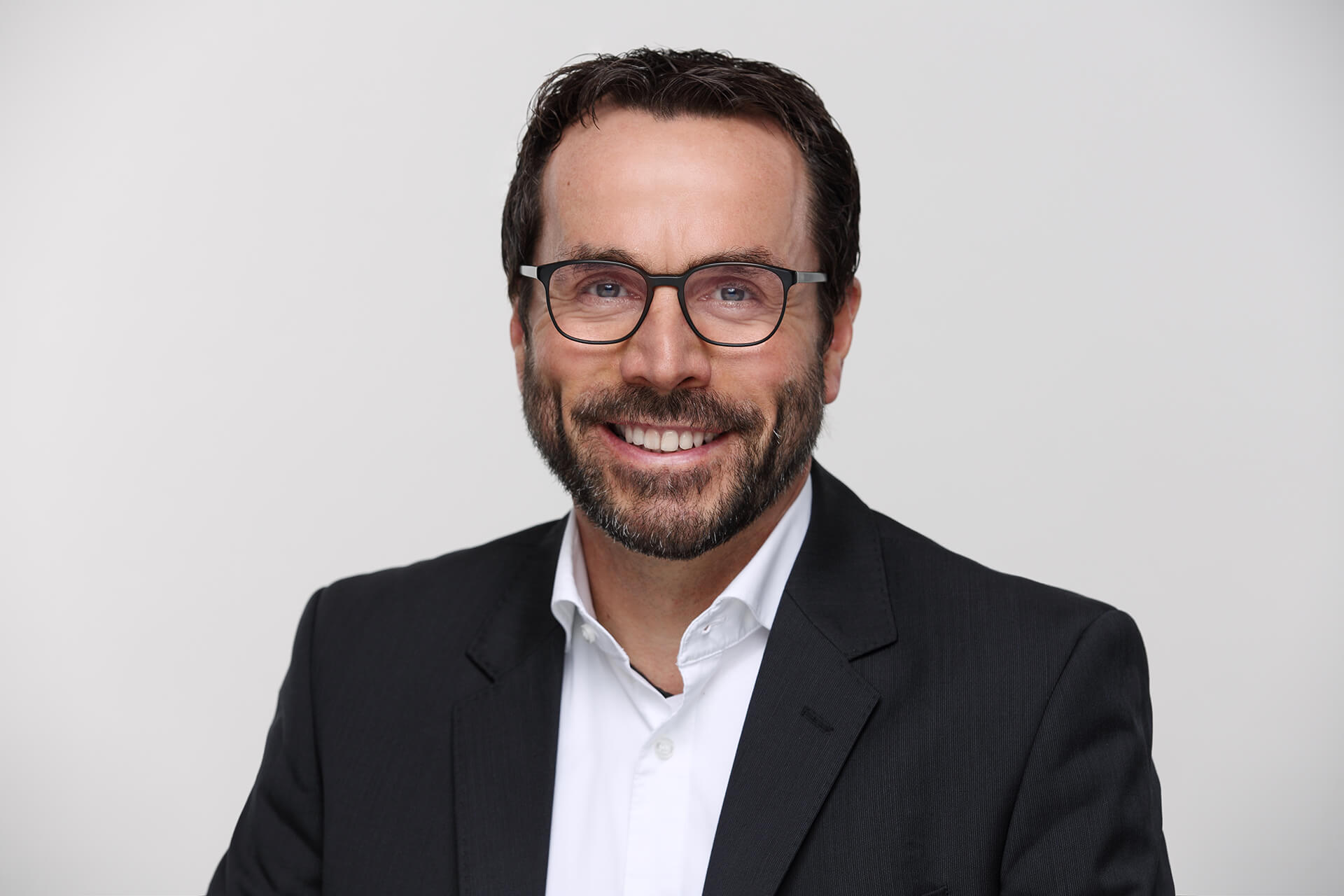 Auf dem Portraitfoto ist Marketing und Vertriebsleiter Karl Christie zu sehen