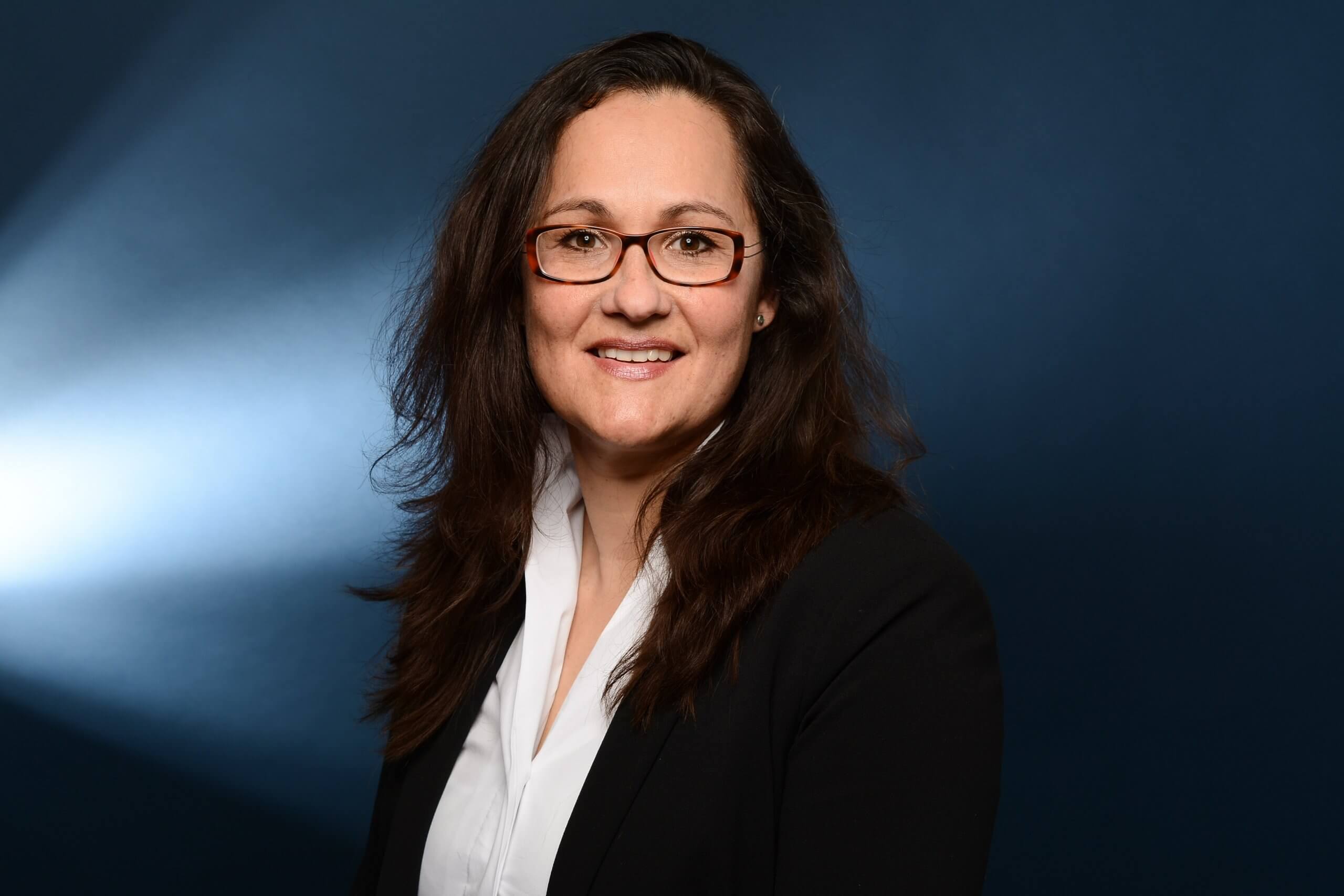 Auf dem Bild sieht man die Personalreferentin Valeska von Wyschetzki