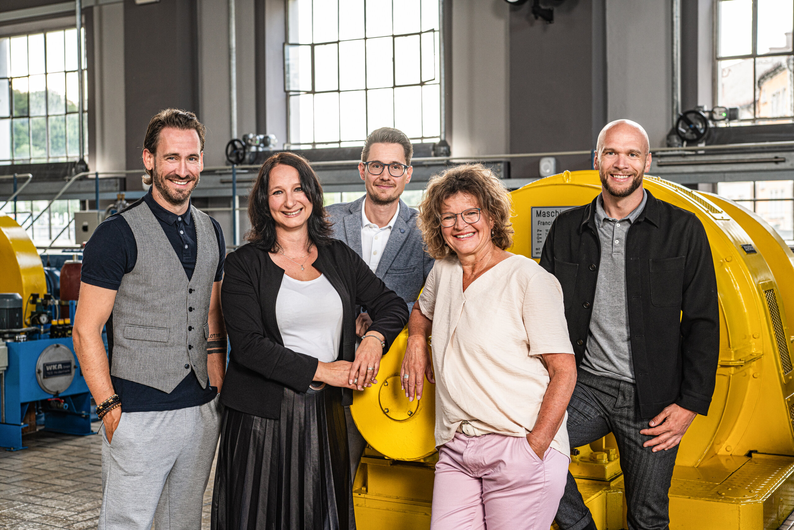 Auf dem Bild posiert das Team des Kundenservice der AÜW