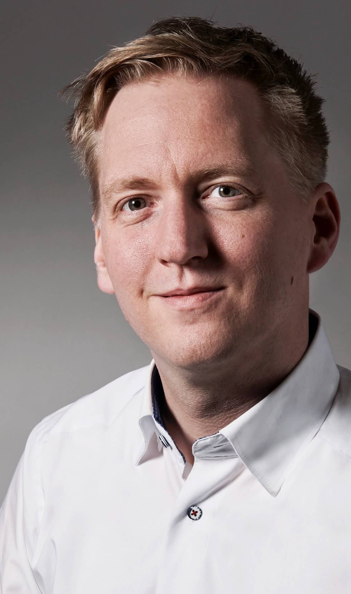 Auf dem Foto sieht man den Leiter vom Marketing & Produktmanagement der Allgäuer Überlandwerk GmbH.